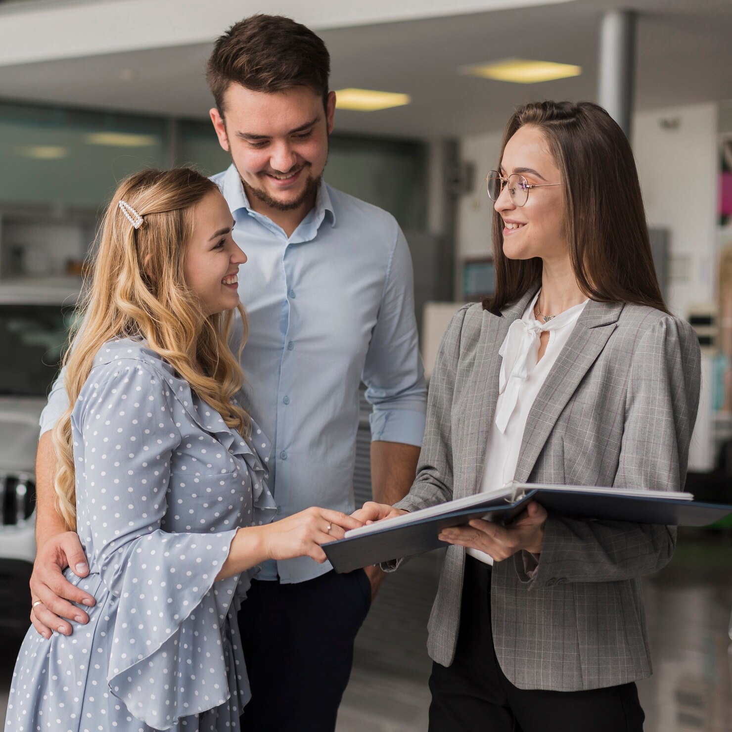 feliz pareja hablando concesionario automoviles 23 2148384888